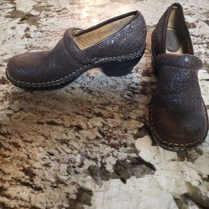 Sofftspots leather slip on loafer shoes embossed design heels 9 1/2 M